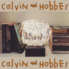 Load image into Gallery viewer, CALVIN HOBBES COLLAPSIBLE ORIGAMI TABLE LAMP